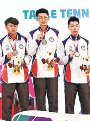 梁仲仁（左起）、蔡明輝及溫偉樂在乒乓球團體賽摘銀。（香港代表團提供）