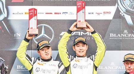 方駿宇（右）同隊友Andrew Kim贏得寧波站GT3職業餘混合組賽事首回合冠軍。（互聯網圖片）