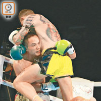 黃兆恆（左）同俄羅斯拳手埋身肉搏。
