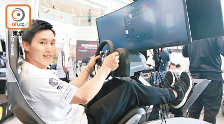 石偉雄昨日在「香港電競賽車挑戰賽」一展身手。