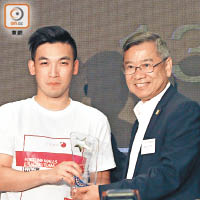 汽車會會長李耀培（右）頒獎予第一名車手王禮文。