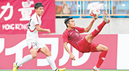 香港0:0北韓<br>曾錦濤（右）力抗北韓狂轟猛炸，連倒掛都出埋。（香港足球總會圖片）