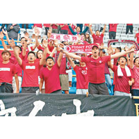 逾百名香港fans入場為港隊打氣。