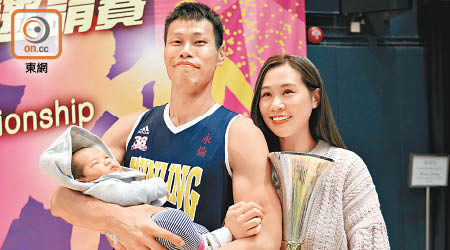 方誠義膺MVP，與老婆及囝囝分享喜悅。