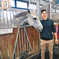 經常對住單車的郭灝霆，今次轉為面對馬匹，相當新鮮。