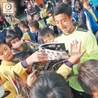 黃俊皓被同學包圍索取簽名。