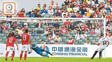香港賀歲盃選手隊1:0奧克蘭城<br>張春暉撲出阿朗素12碼，成今仗勝負關鍵。