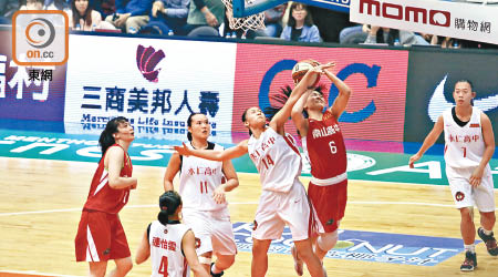 南山（紅衫）於HBL決賽擊敗永仁高中，贏得女子組冠軍。