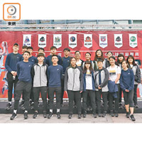 來自香港的精英賽「籃」兒在台北小巨蛋前合照。