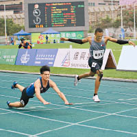 馮俊瑋（左）衝線前跌倒，但無阻他在400米欄摘銀而回。