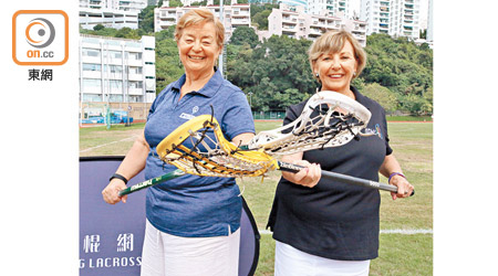 Sue Redfern（左）與Fiona Clark推動棍網球列入奧運項目。