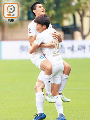 陳俊樂（右）後備入替建功，同隊友梁諾恆擁抱慶祝。