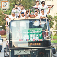 眾將乘坐開篷巴士在大埔區內慶祝。