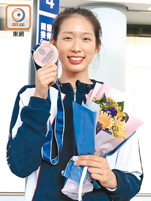 江旻憓展示世錦賽獎牌笑容甜到漏。
