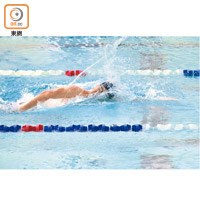 學界「水霸王」卓銘浩兩破自由泳紀錄，協助男拔登頂。