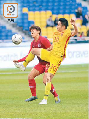 香港0:2中國<br>港將陳俊樂（左）以表現告訴球迷，他在中超的日子並沒有白過。（何彥霆釜山傳真）