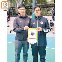 香港飛馬行政主任巫柏年（右），向李賜豪小學體育老師黃志軒，送上紀念錦旗。