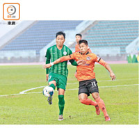 首輪「菁英盃」分組賽對佳聯元朗，陳文輝（左）射入一球精彩「笠射」。（何彥霆攝）