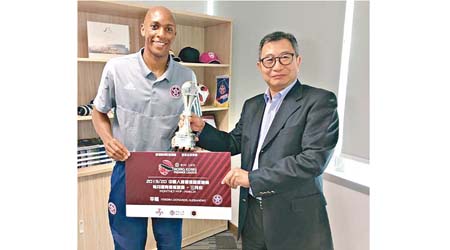 辛祖（左）從東方龍獅副主席游永強手上接過MVP獎座。（香港體育記者協會圖片）
