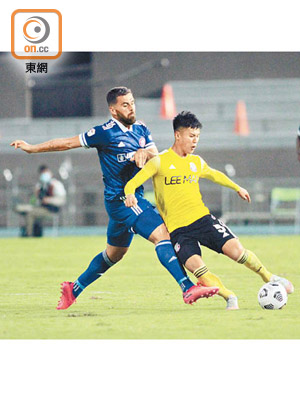 東方龍獅（左）與理文於亞協盃上演「港超內訌」。