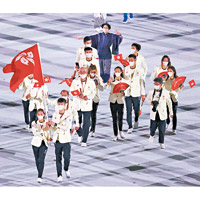 謝影雪（左）及張家朗出任持旗手。（香港奧委會圖片）