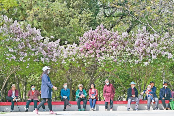 內地老年人口比例增加。圖為內蒙古呼和浩特市一處公園。