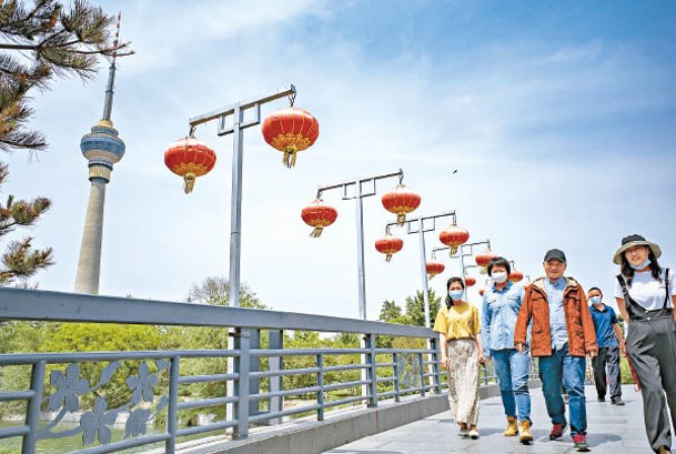 專家指必須從根本提升生育意願。圖為北京一家庭遊公園。