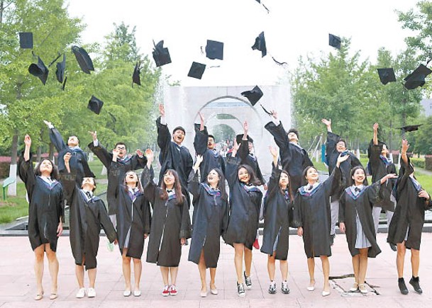 政策能否利誘年輕人生育是關鍵。圖為中國藥科大學畢業生。