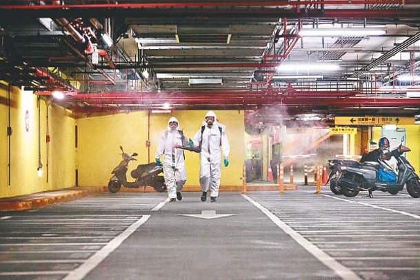 化學兵到台北捷運站內停車場消毒。