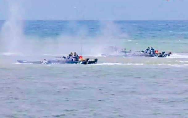 海軍陸戰隊某旅於粵西展開海上訓練。