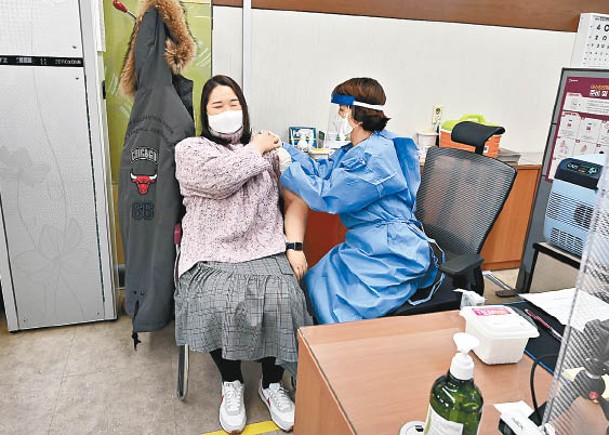 南韓民眾早前接種阿斯利康疫苗。