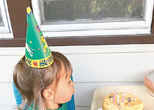 3歲壽星女絕橋獨吞生日蛋糕