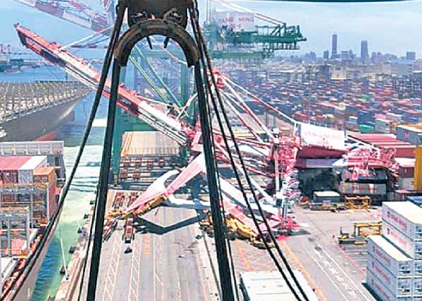 台灣高雄港碼頭一座天秤遭貨櫃船撞到後倒塌。