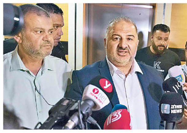 阿拉伯聯合黨領袖阿巴斯（左二）被指可為以色列的巴人爭取更大權益。