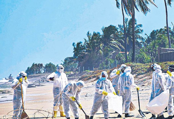 斯里蘭卡派出軍隊清理海灘。