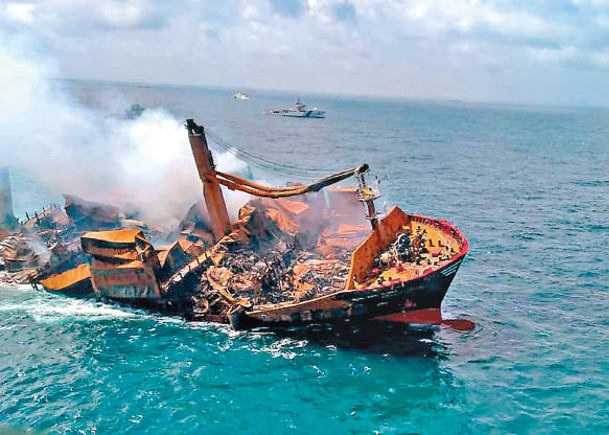 涉事貨輪損毀嚴重，船身傾側。