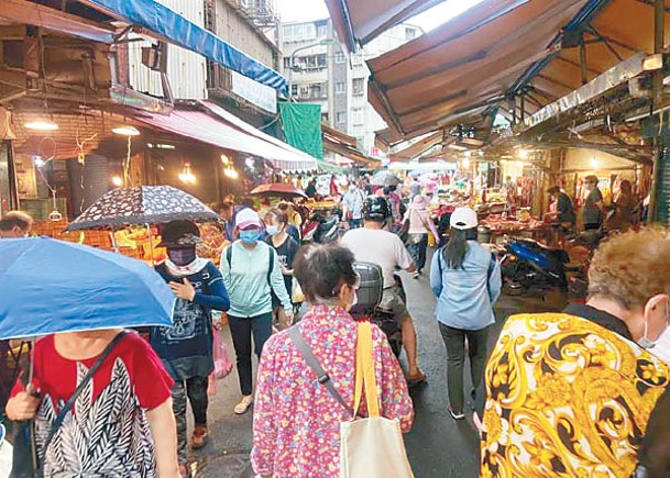 台北市菜市場再現人潮。