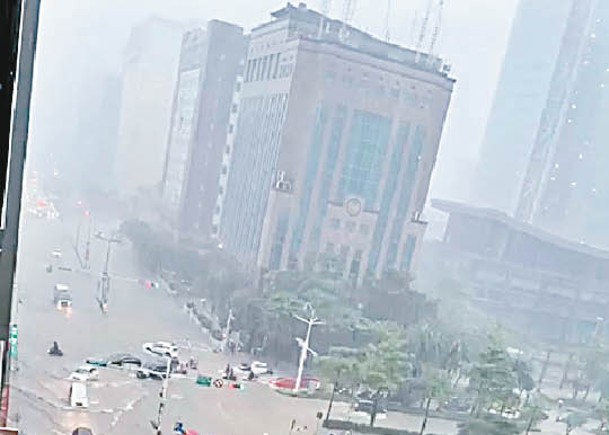 台北市下起暴雨，道路嚴重水浸。