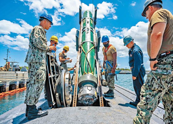 美軍攻擊核潛艇哥倫比亞號為演習裝載魚雷。