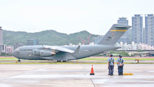 美軍C17運輸機飛抵台北松山機場。