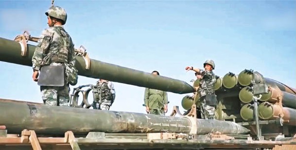 解放軍：士兵為火箭炮填裝彈藥。