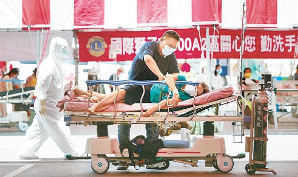 台北市患者在醫院臨時帳篷接受觀察。（中時電子報圖片）