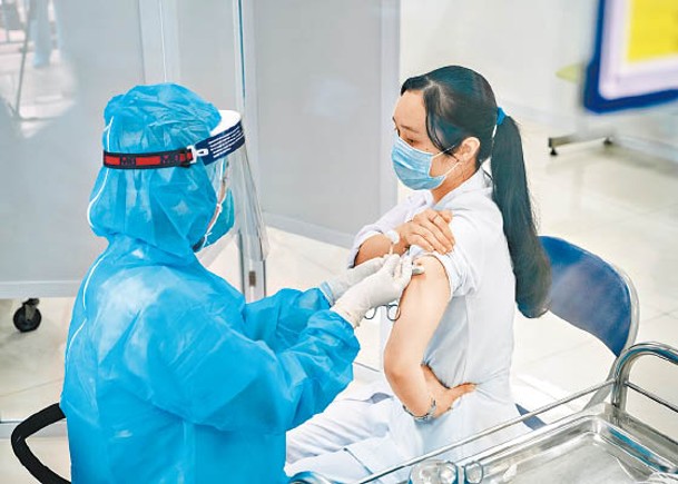 越南民眾接種阿斯利康新冠疫苗。