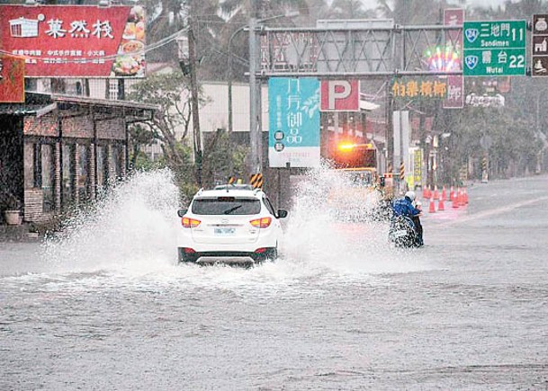 屏東暴雨成災，街道變成澤國。