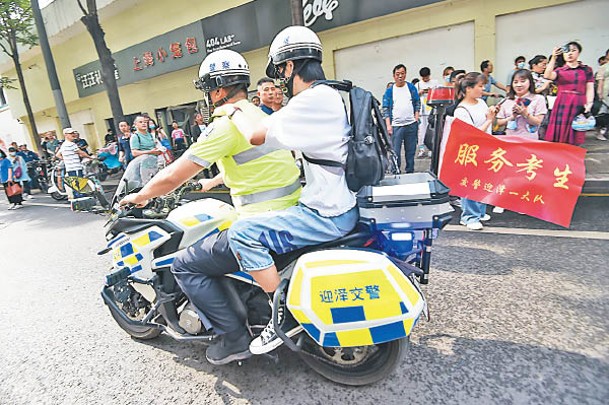 山西：太原一考生忘記帶准考證，交警載其回家。