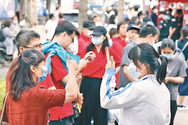 北京：老師們穿上紅衣為學生打氣。（中新社圖片）