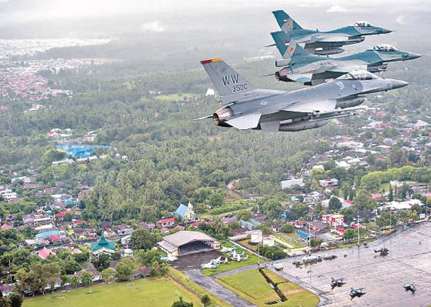 美國空軍F16戰機（下方）聯同兩架印尼空軍F16戰機編隊飛行。