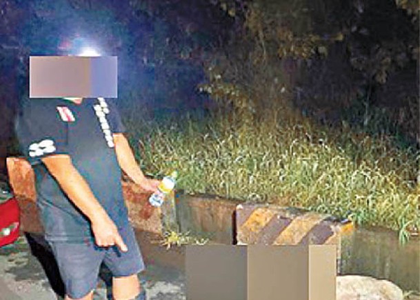 動保人士在台南的街道發現流浪狗遺體。