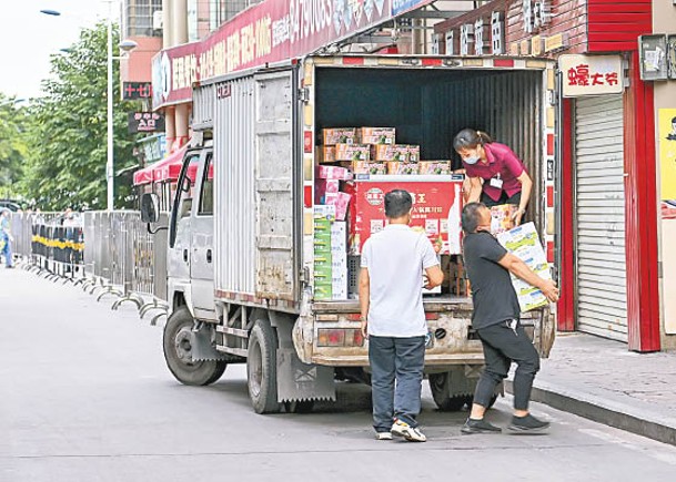 工人在廣州市番禺搬運物資。（中新社圖片）