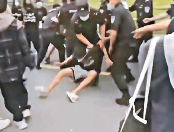 警察出動鎮壓，導致多名學生受傷。